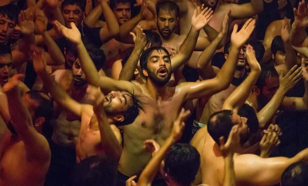 لطم الجسد أثناء الاستماع للترديدات الشعرية لمحاكاة وجع الحسين وأصحابه، كما يمكن لهذه المراسم أن تكون دموية