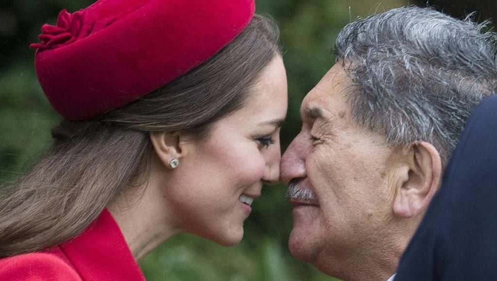 تنشّق، إبصق، صفق أو مد لسانك.. فهكذا يلقي البعض التحية!