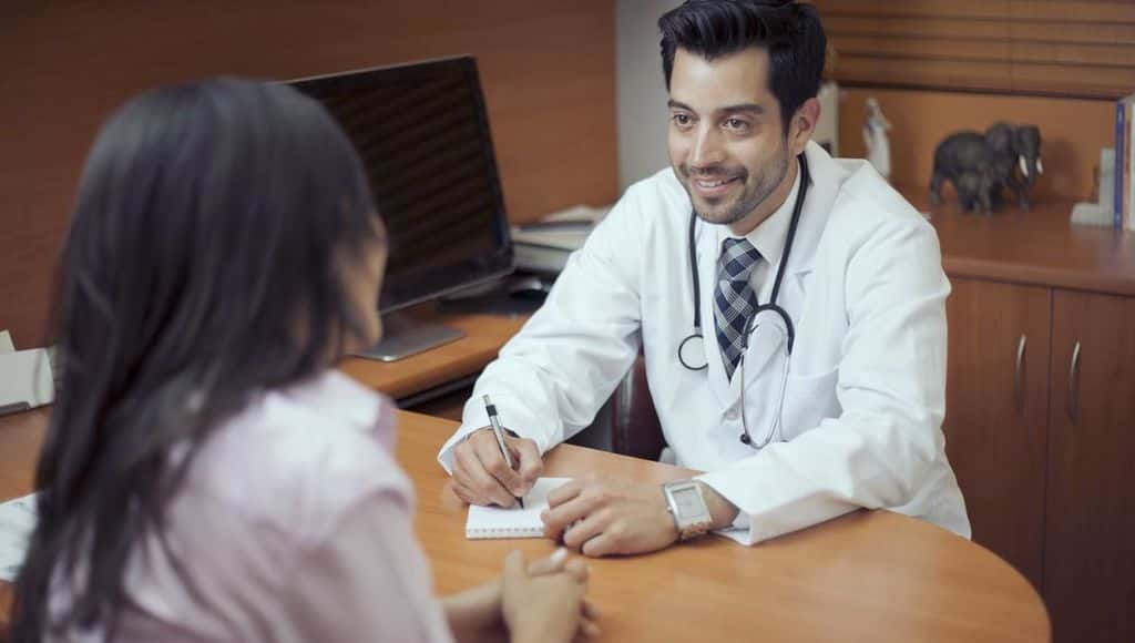 امرأة عربية تذهب لطبيب التجميل