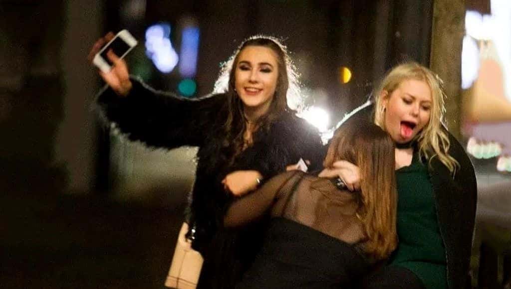 مجموعة من النساء يستمتعن بيوم العطلة في شارع ساشيهاول، غلاسكو - صورة: SWNS