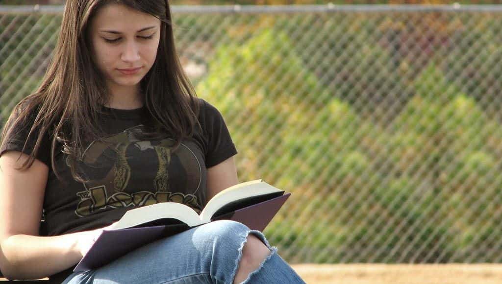 امراة عربية تقرأ كتاب