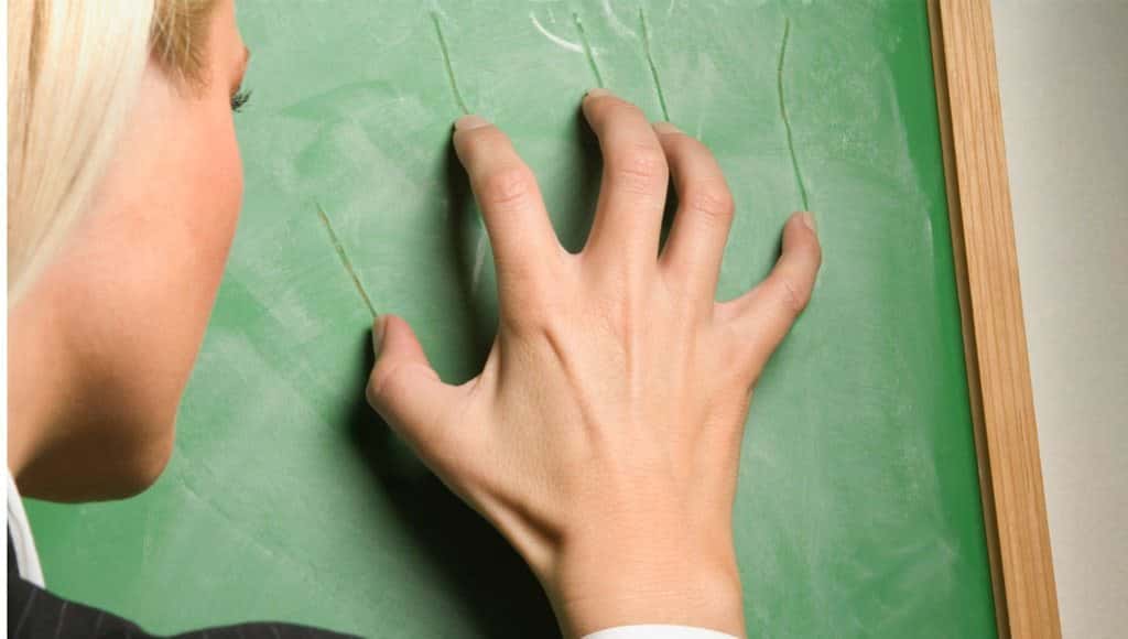 امرأة تخدش سبورة بأظافرها