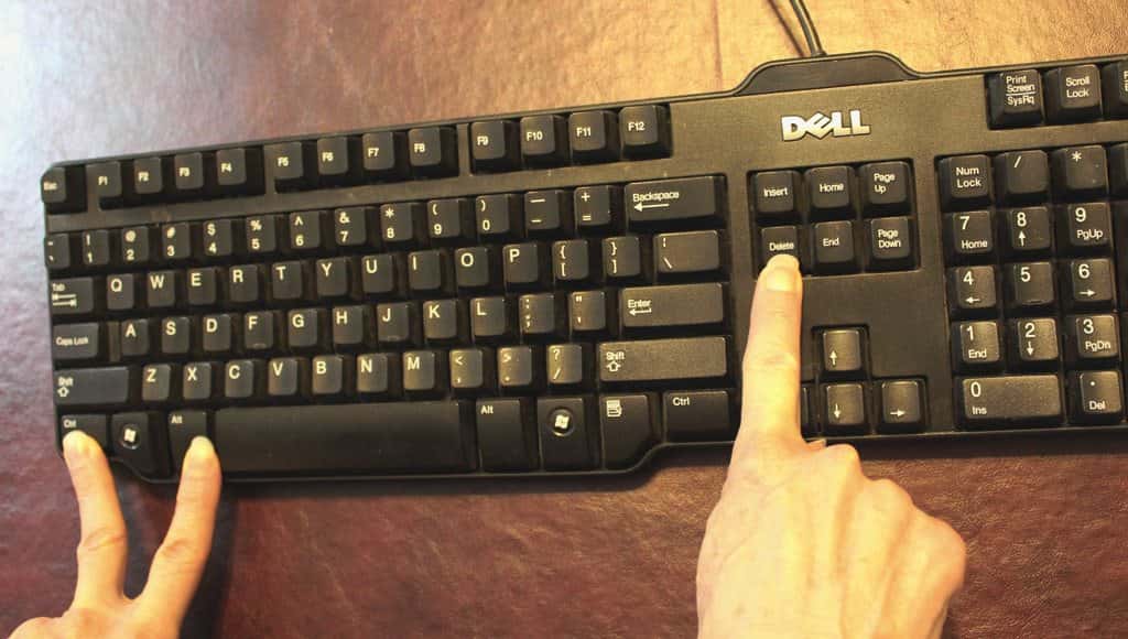 توليفة المفاتيح CTRL + ALT + DELETE
