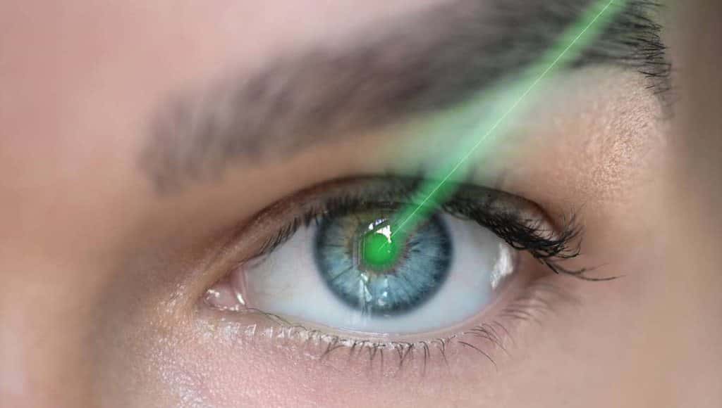 امرأة تطلق أشعة ليزر من عينها