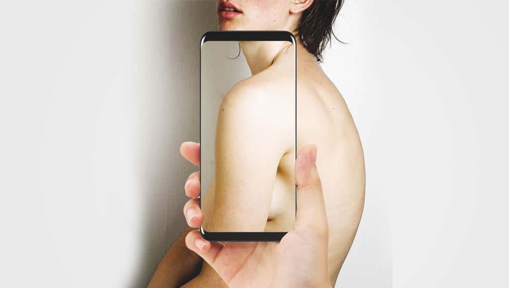 امرأة تتموضع لالتقاط صورة شبه عارية