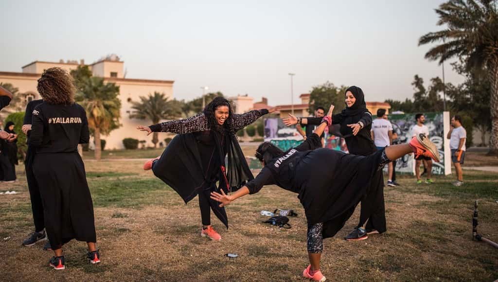 النساء السعوديات يمارسن رياضة الجري في الشوارع تحديا للقيود المفروضة على حرية المرأة