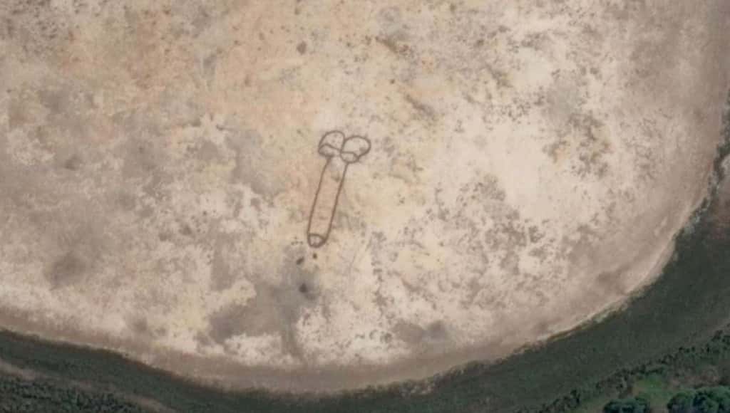 رسمة قضيب هائل الحجم يمكن رصده من الفضاء عبر الأقمار الصناعية تثبت أن البشر لن يتغيروا