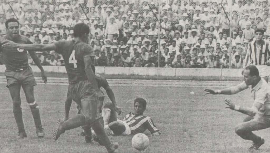 مباراة السلفادور والهندوراس الفاصلة.