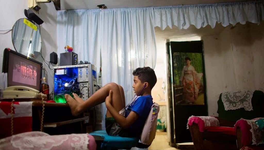 في الهند، يبدأ الأطفال الصغار في كتابة أكواد الكمبيوتر قبل أن يتمكنوا من التحدث