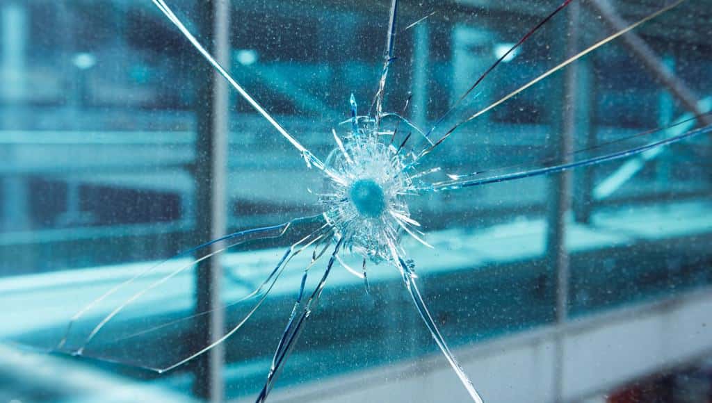 الزجاج المقاوم للرصاص: كيف يعمل؟ وما الفرق بينه وبين الزجاج العادي؟