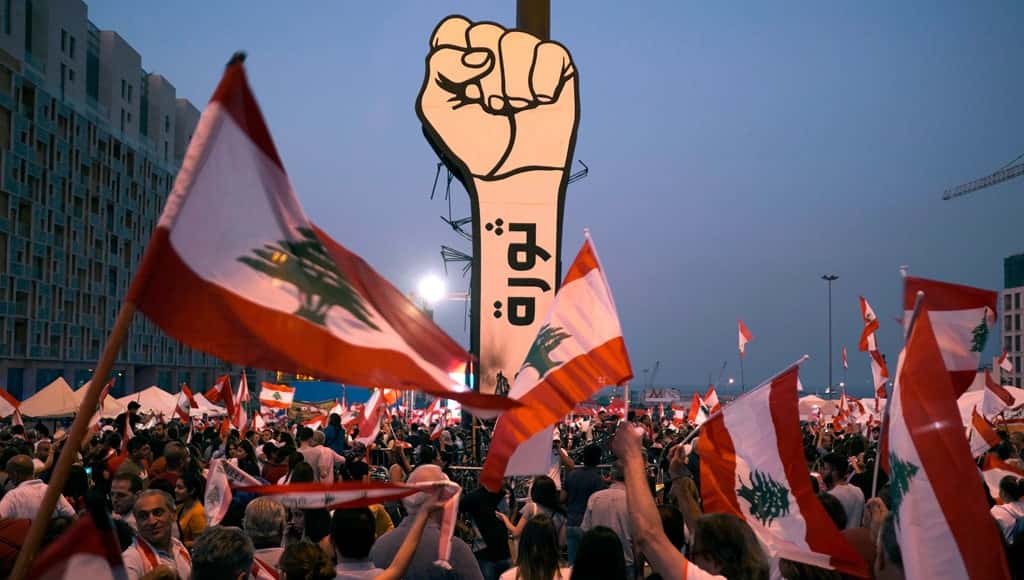 بصفتي مراقباً سورياً أتساءل: ”لماذا لا يستطيع اللبنانيون إحداث تغيير سياسي جذري بعيداً عن المحاصصة؟“