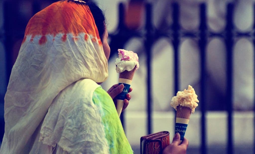 امرأة مسلمة تتناول المثلجات