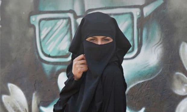 امرأة منقبة