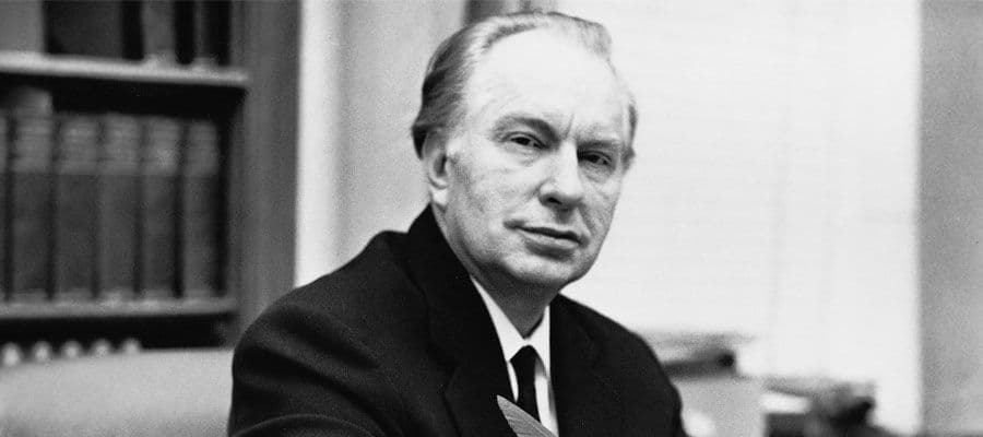 إل. رون هوبرد L. Ron Hubbard مؤسس دين الساينتولوجي 