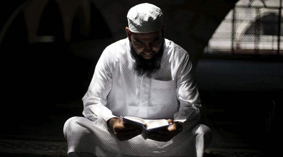 رجل يقرا القران