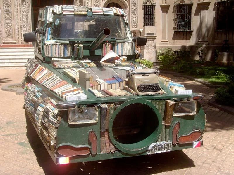 محل كتب على أربعة عجلات
