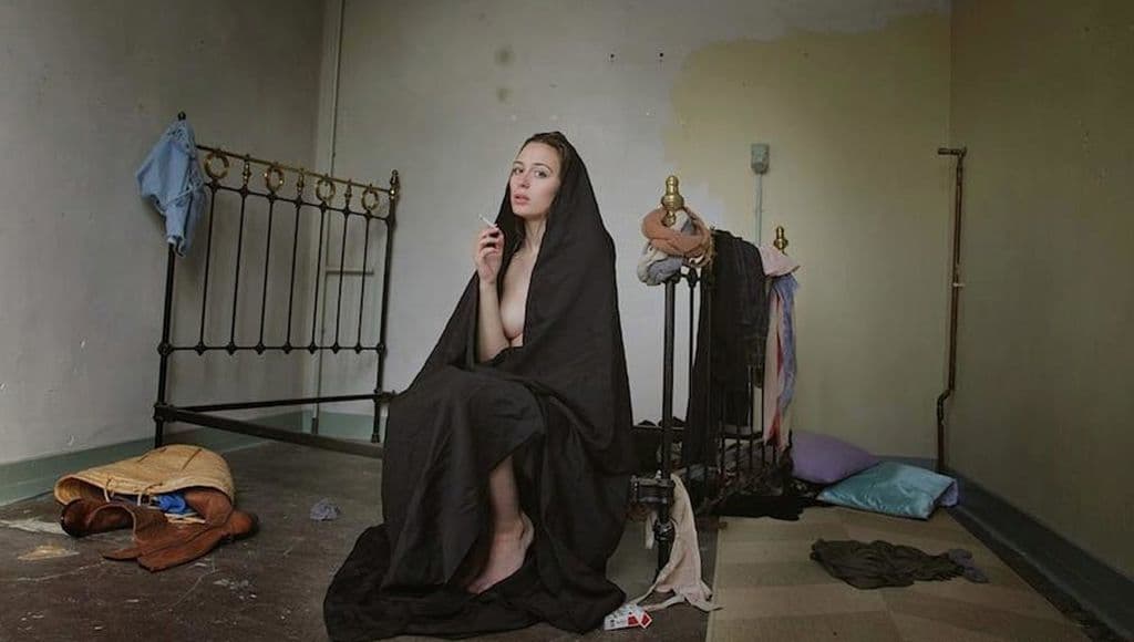 فتاتة تدخن سيجارة