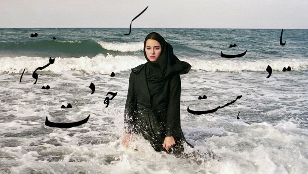 فتاة محجبة على الشاطئ