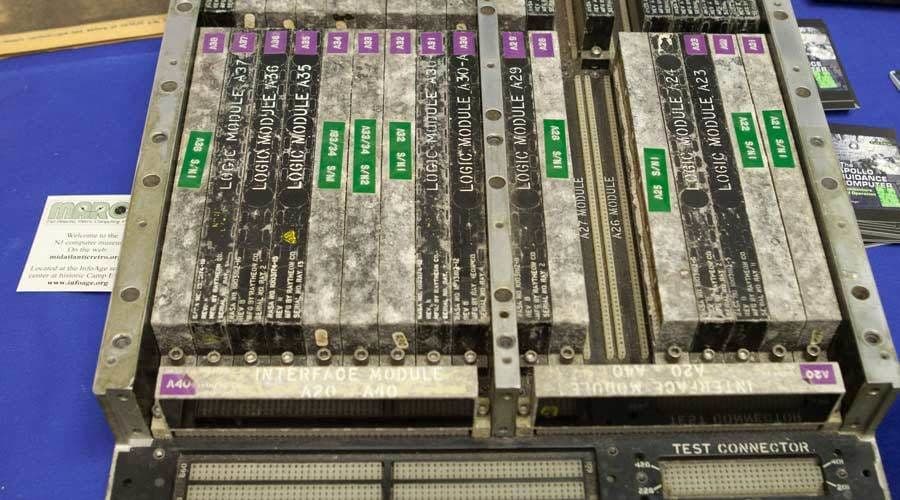 المعالج المستخدم لإيصال رحلات أبولو إلى القمر