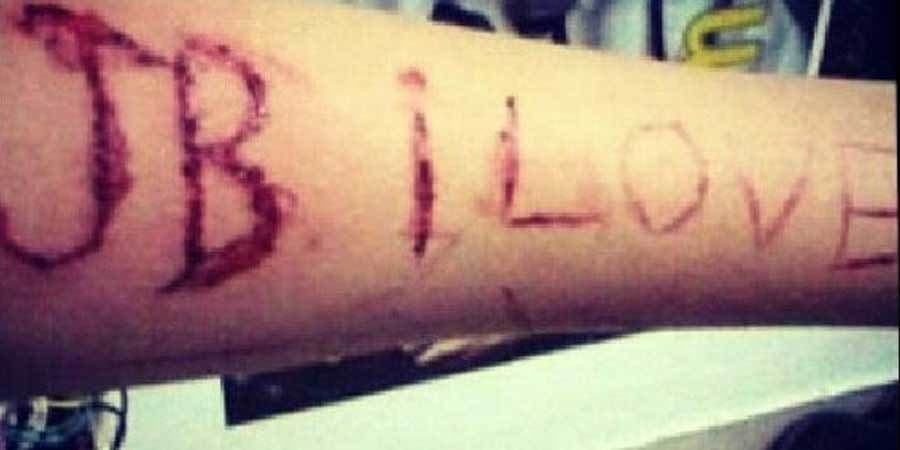 مراهق يجرح يده ليجلب انتباه Justin Bieber