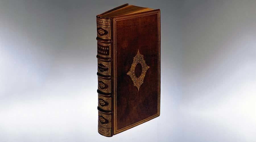 كتاب De integritatis et corruptionis virginum مغلف بجلد بشري