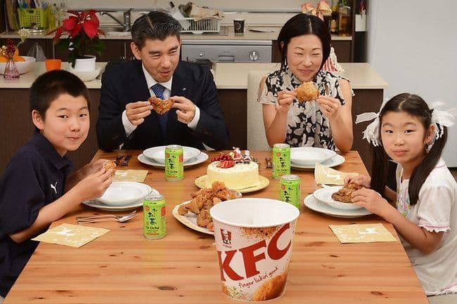 عائلة يابانية تحتفل بعيد الميلاد مع دجاج كنتاكي KFC