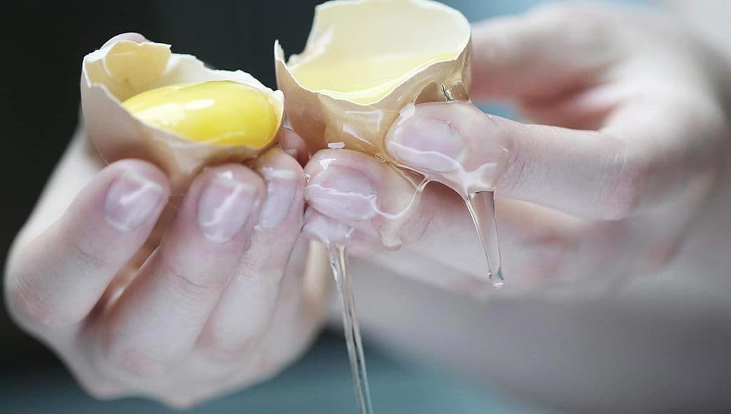 إعادة البيض المسلوق إلى حالته النيئة