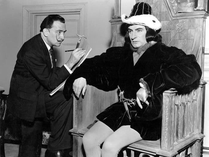 دالي يرسم بورتريه للممثل Laurence Olivier
