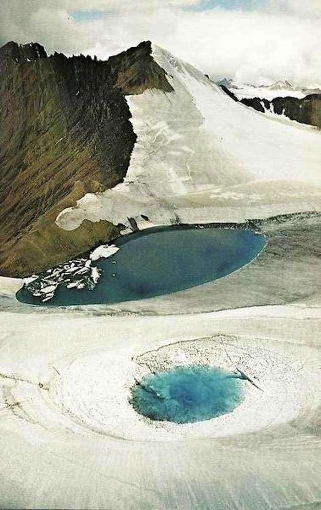 بحيرة متجمدة في Nahanni National Park في كندا