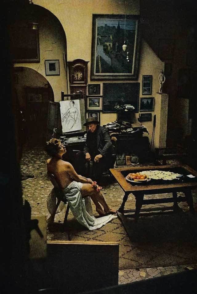 فتاة عارضة تتوضع للوحة فنية في Montmartre باريس