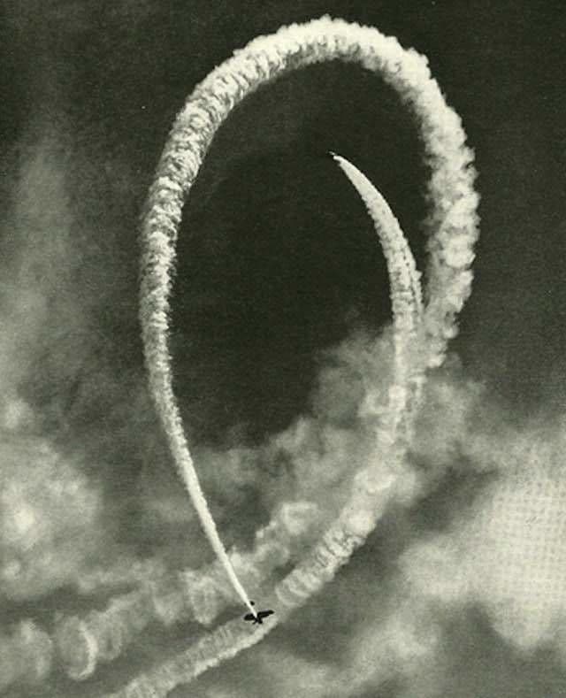 بهلوانات يرسمون بالدخان في سماء أوستن، مينيسوتا، شباط 1941