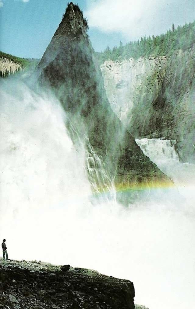 شلالات فيرجينيا في منتزه Nahanni National Park في كندا