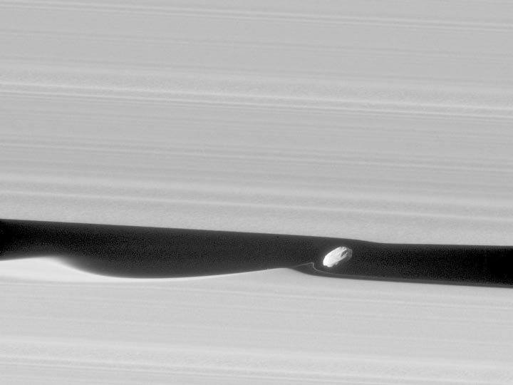 القمر Daphnis