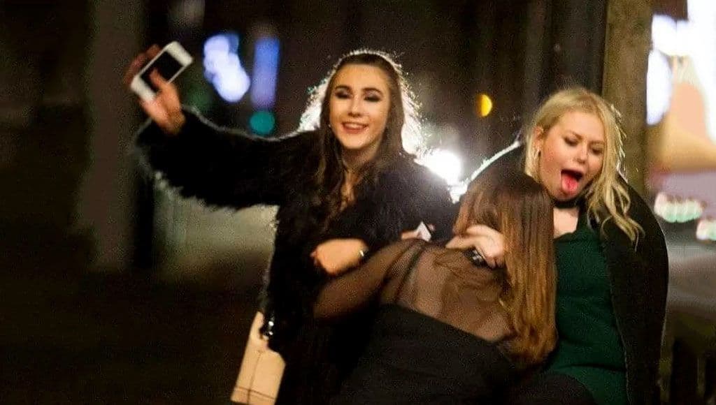 مجموعة من النساء يستمتعن بيوم العطلة في شارع ساشيهاول، غلاسكو - صورة: SWNS