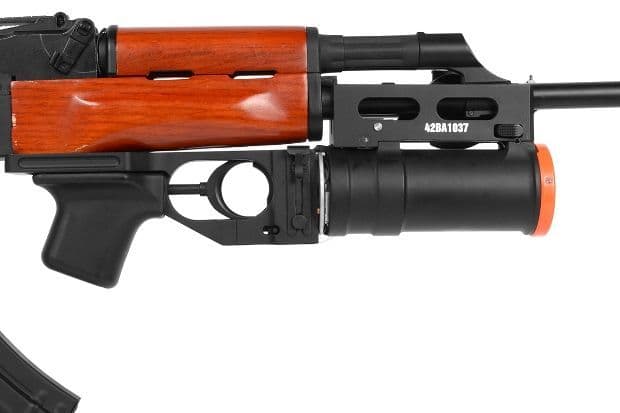 إضافة قاذفة القنابل اليدوية إلى كالاشنيكوف AK-47
