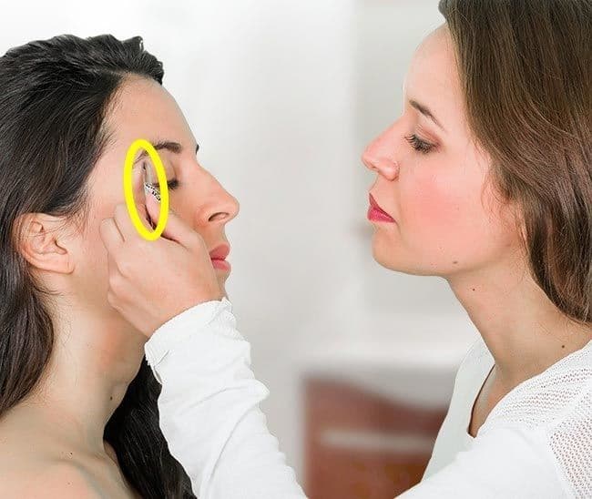 طلاء الأظافر ومستحضرات التجميل