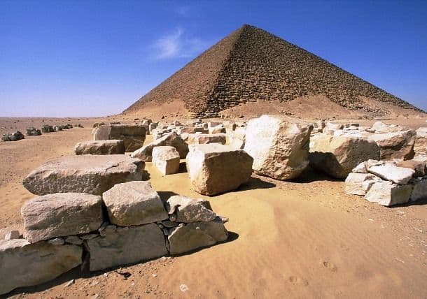 بناء الأهرامات