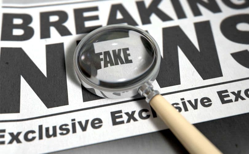 الوصول الواسع للعناوين الجذابة اليوم يعني أن الأخبار الكاذبة والمحتوى المزور تعيش عصرها الذهبي.