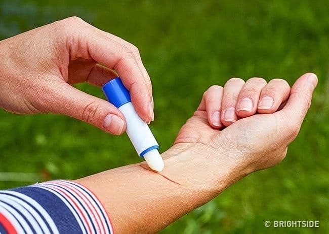 إذا تعرضت لخدوش أو جروح سطحية، ضع مرهم الشفاه عليها