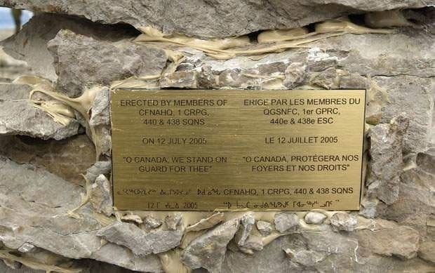اللوحة المعدنية التي تم وضعها من قبل القوات الكندية على جزيرة هانس عام 2005