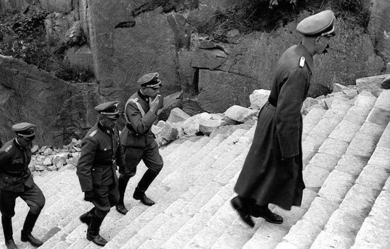 ضباط فرقة الـSS يتسلقون سلالم الموت في شهر أبريل من سنة 1941