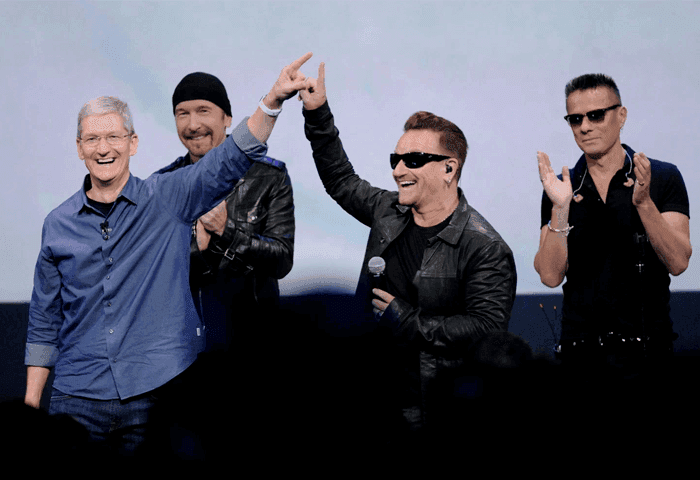 تيم كوك مع أعضاء فرقة U2