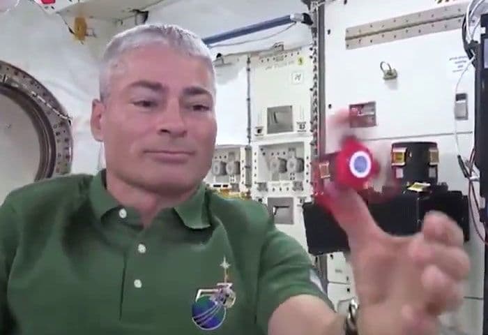 رائد فضاء مع Fidget Spinner