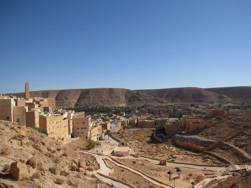 مدينة (العطوف)