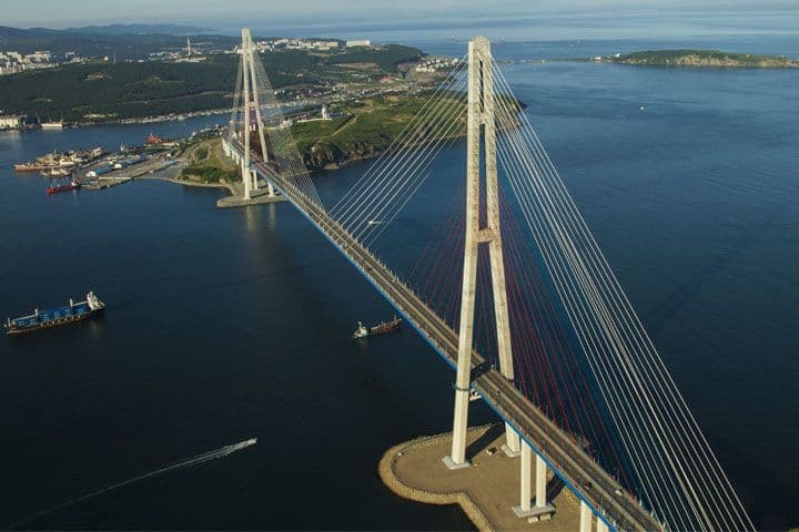 جسر جزيرة Russky شرق روسيا