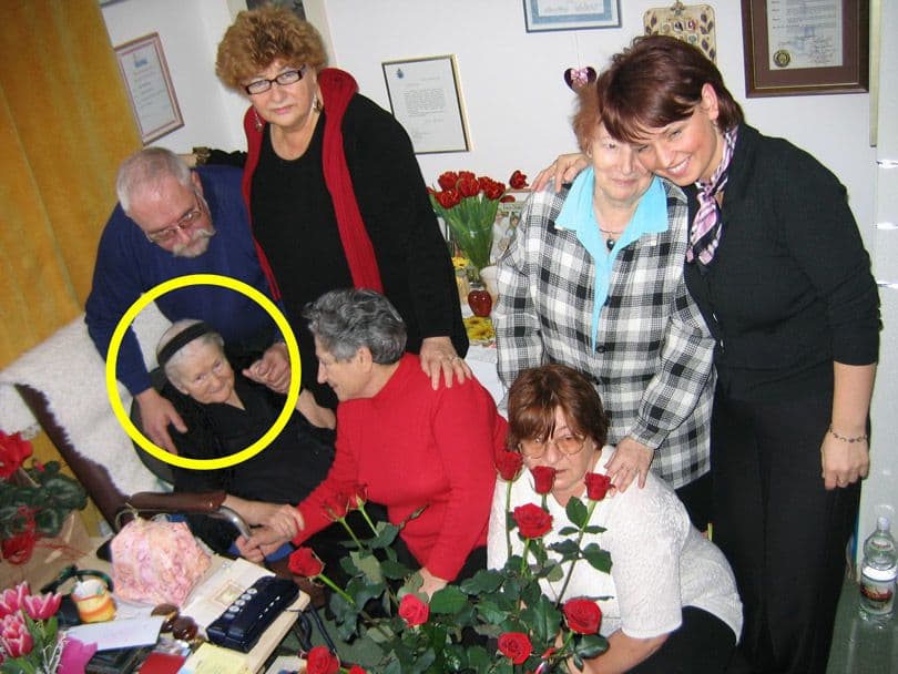 صورة في عام 2009، اجتمعت (إيرينا سندلر) -الموجودة على يسار الصورة- مرةً ثانية مع بعض الأطفال الذين قامت بإنقاذهم، كلهم قالوا أنهم يدينون لها بحياتهم.