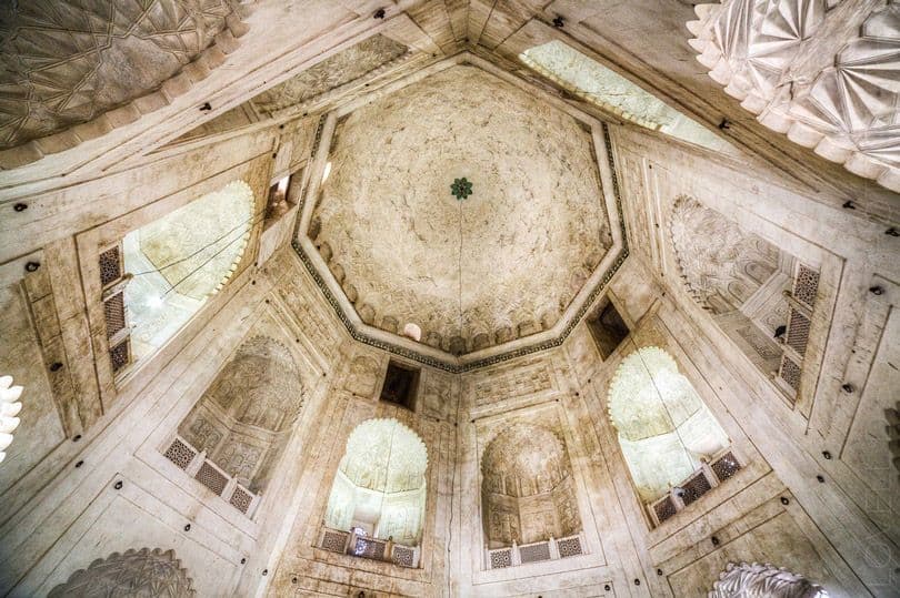 التصاميم المتناظرة وصف الشرفات في ضريح (بيجوم ربيعة دوراني) المسوّر