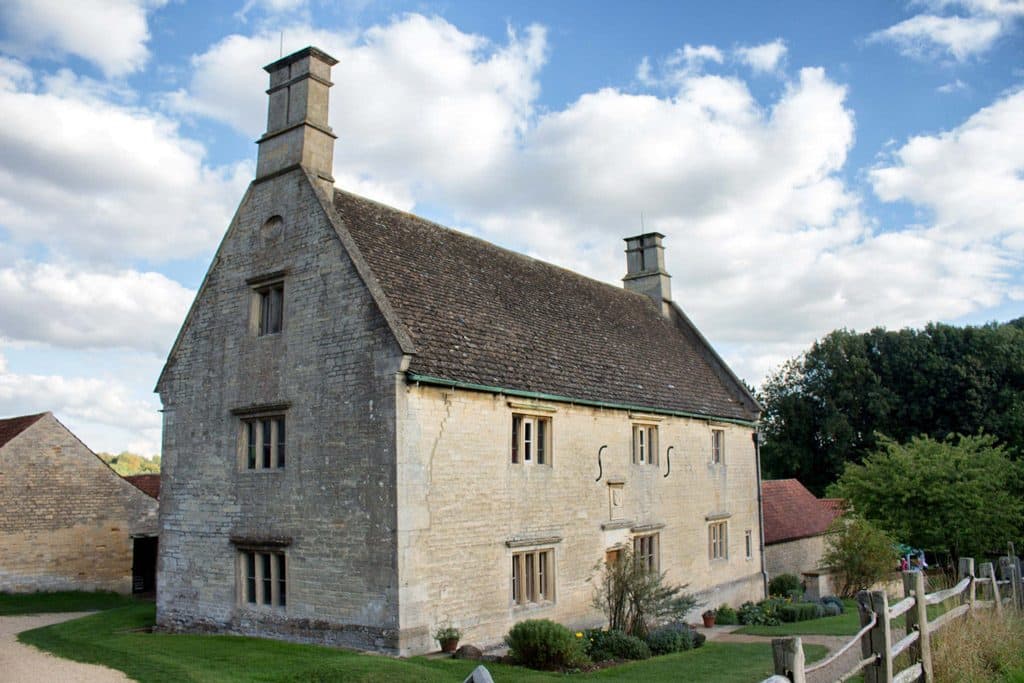 مزرعة (وولسثروب) Woolsthorpe Manor في (لينكولنشاير) في إنجلترا