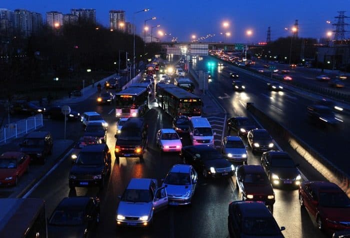 حادث مروري صغير تسبب في اختناق حركة المرور في ساعة الازدحام في العاصمة الصينية (بيكين)