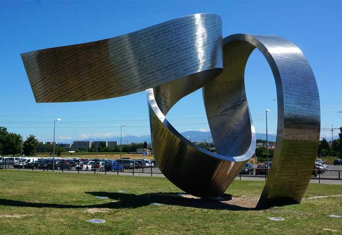 تمثال في مركز الأبحاث الأوروبي Cern